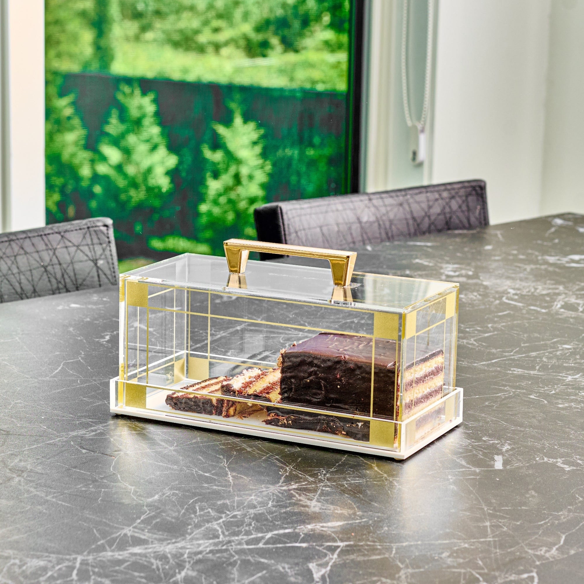 Classic 2.0 Cake Dome on a marble table.