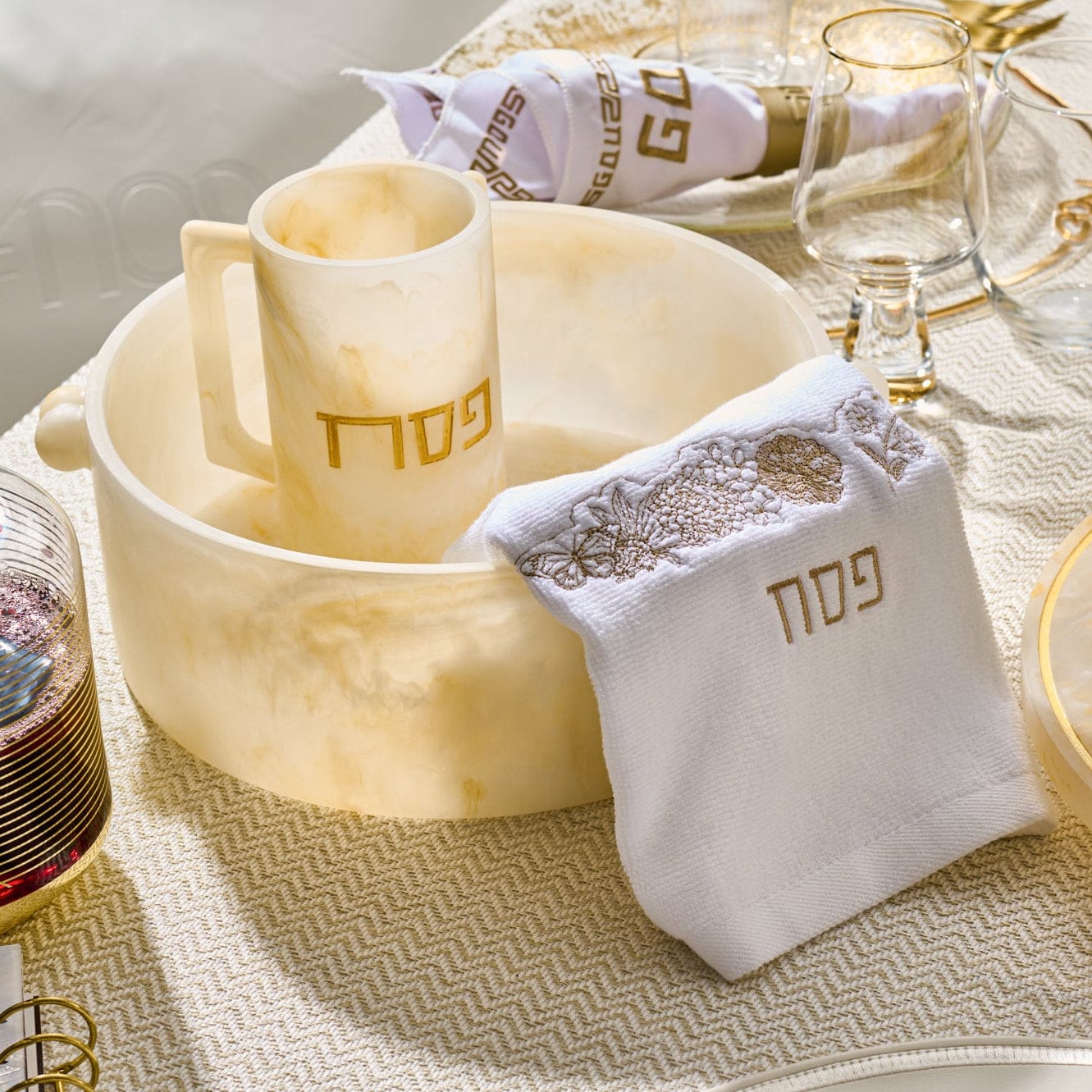 Pesach resin washing bowl and cup set with Hebrew “Pesach” lettering, elegant marble-look Judaica tableware.