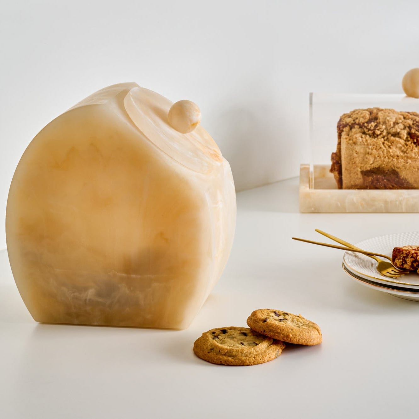 Marbled resin cookie jar with lid and marble-style finish – Waterdale Collection
