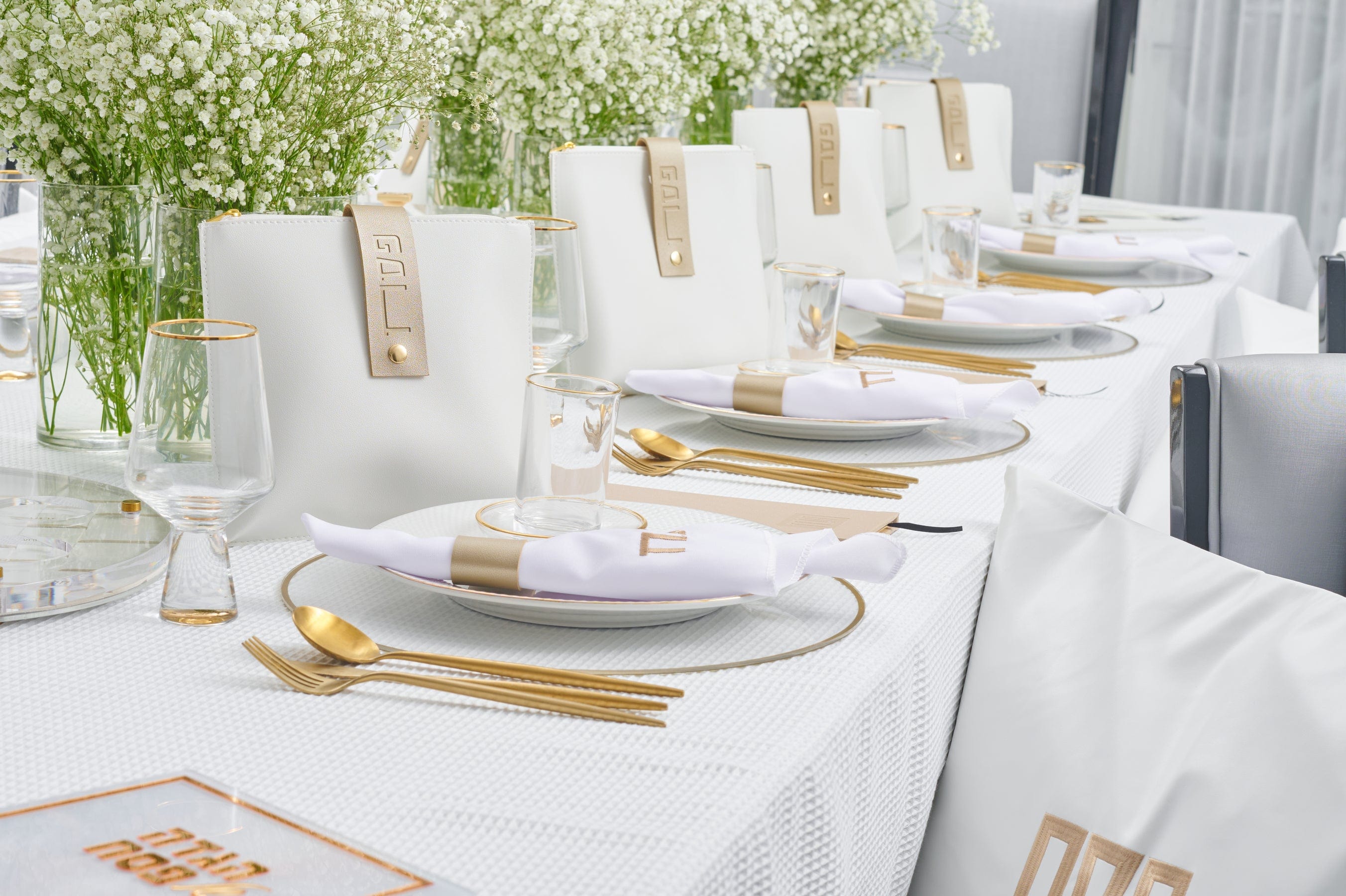 How to Set a Luxury Pesach Table: A Step-by-Step Guide