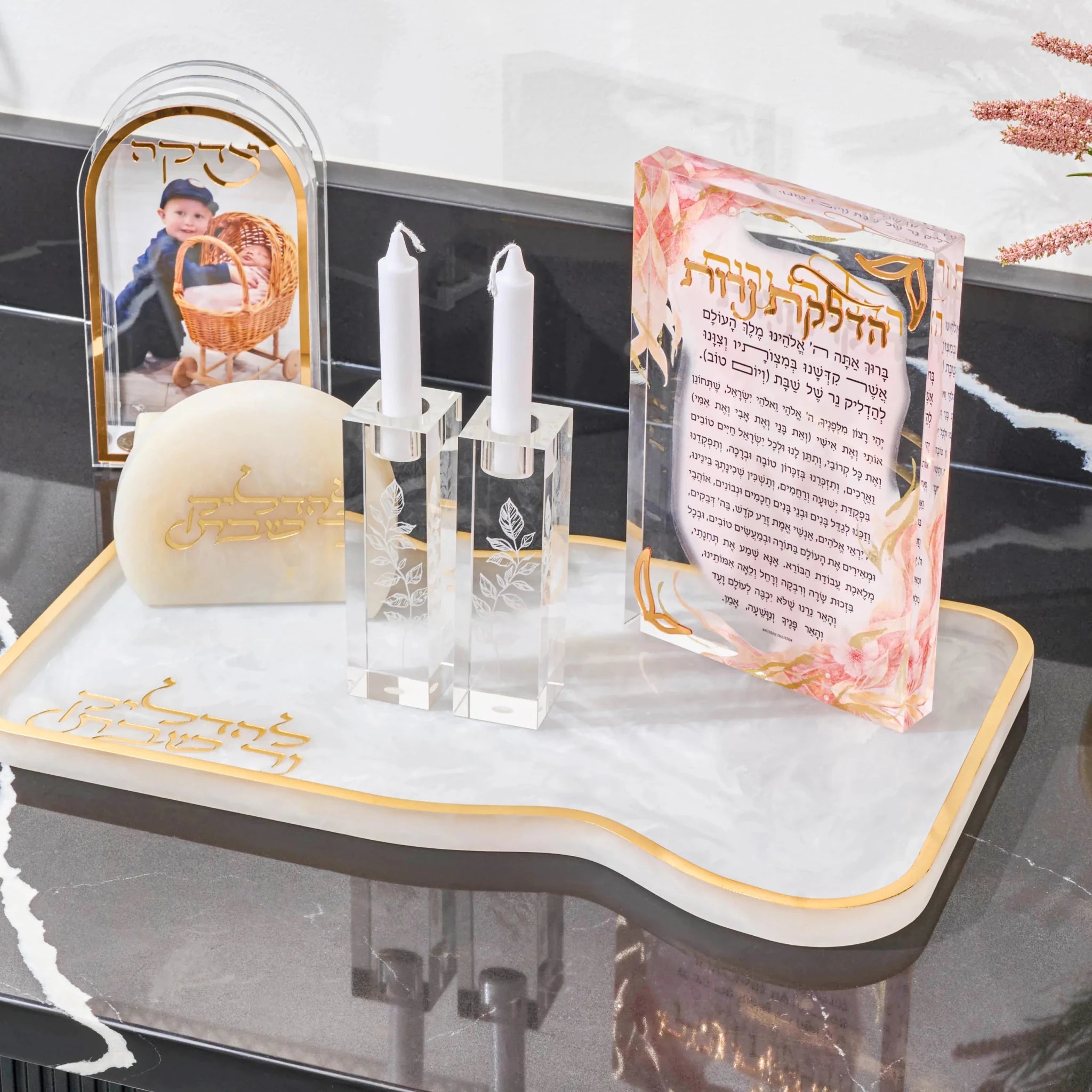 Watercolor Flowers Hadlakos Neiros Block with clear glass candlesticks and white flowers on marble surface for candle-lighting.