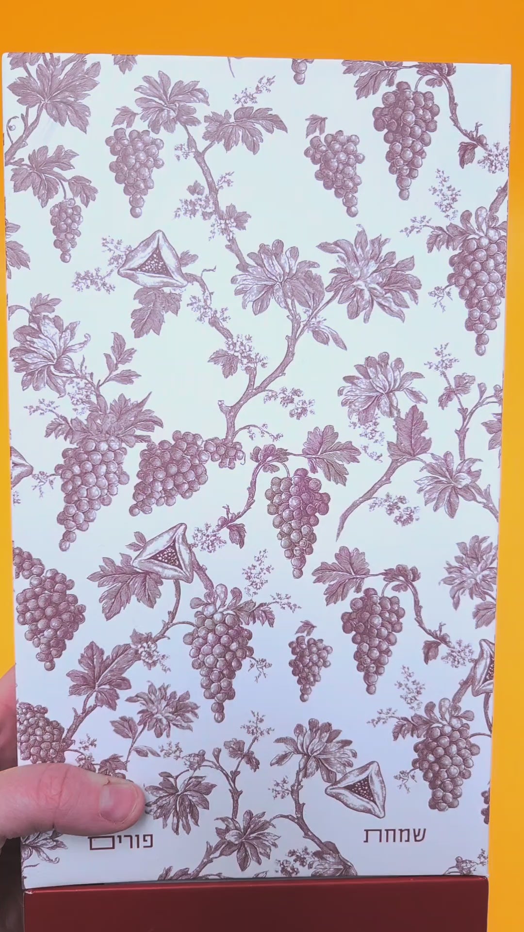 Hand-dipped spiral Havdalah candle featuring a modern multi-wick design in elegant white and gold tones for the Saturday night Havdalah ceremony.