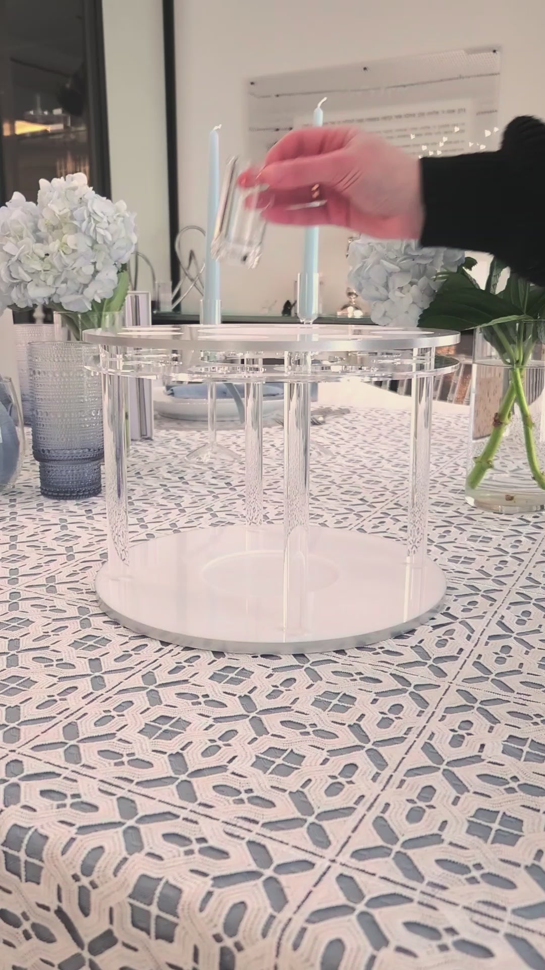 Classic round liquor set that holds a wine bottle in the middle