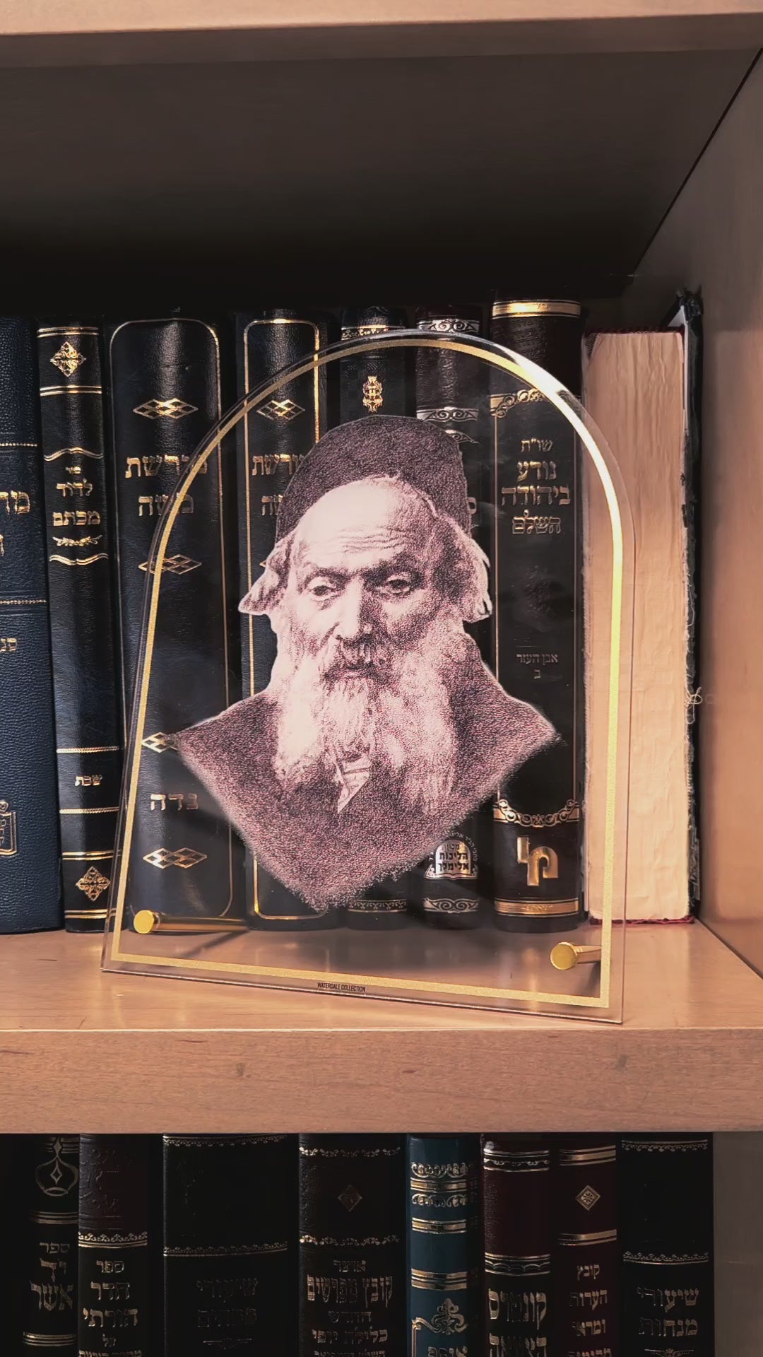 Tabletop Gadolim Sketch acrylic plaques with detailed rabbinic portrait artwork, gold arch frame Gedolim Judaica décor, Torah scholar tribute display for seforim bookshelf, Jewish office décor, luxury acrylic Judaica tabletop art.