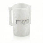 Pesach Resin Washing Cup in white marble-look finish with silver Hebrew “Pesach” lettering, modern netilat yadayim cup with dual handles, elegant Passover hand washing cup for Seder night and Jewish holiday décor