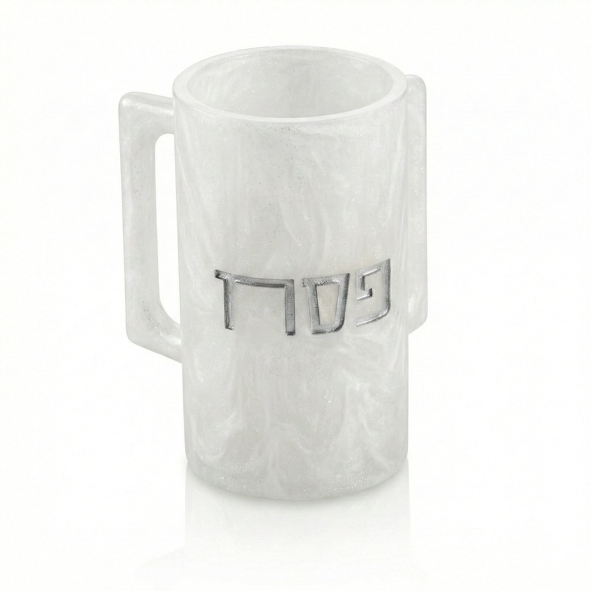 Pesach Resin Washing Cup in white marble-look finish with silver Hebrew “Pesach” lettering, modern netilat yadayim cup with dual handles, elegant Passover hand washing cup for Seder night and Jewish holiday décor