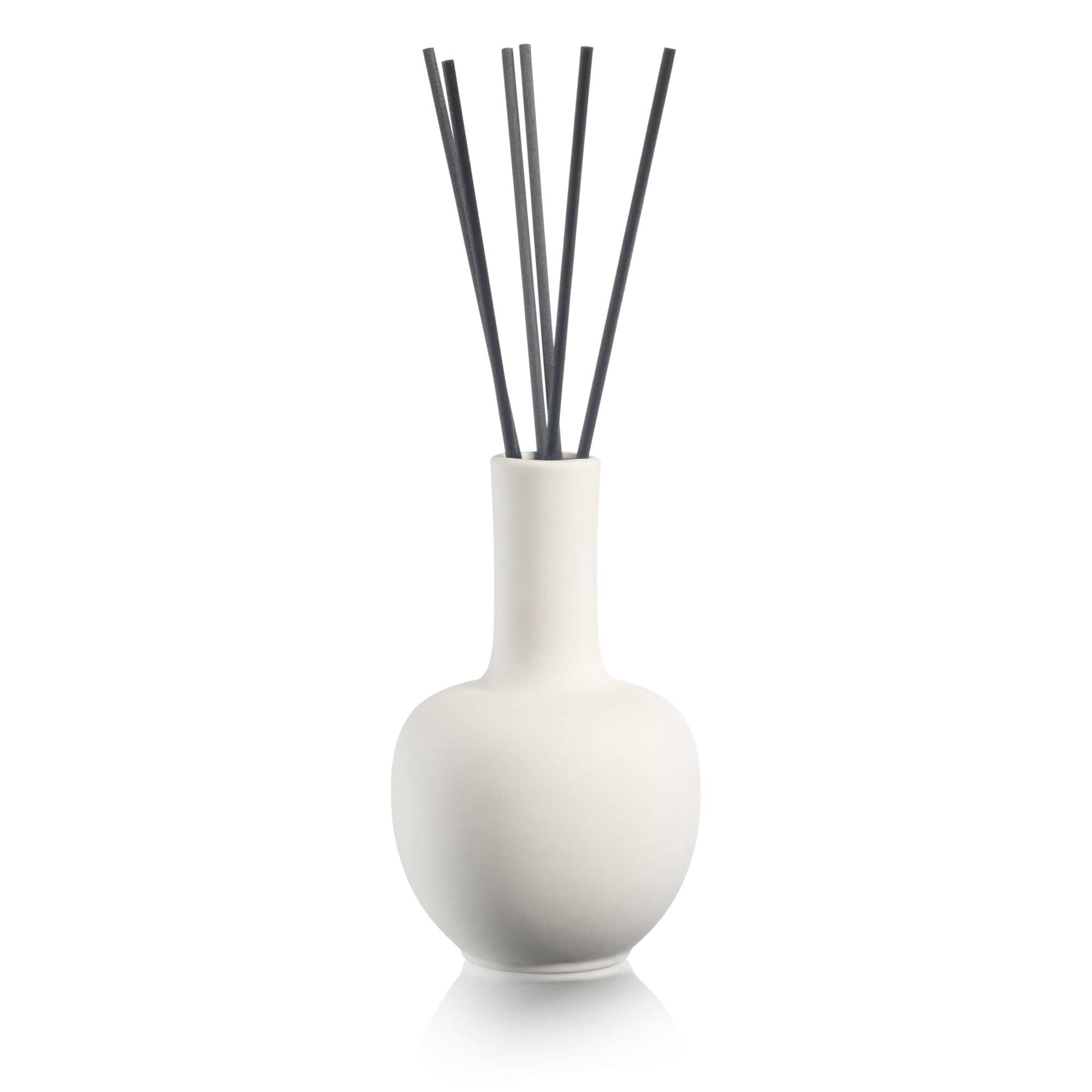 Elegant glass fragrance vase with natural reeds, ideal as a luxury Purim Mishloach Manos component or hostess gift for Shabbat and Jewish holidays.